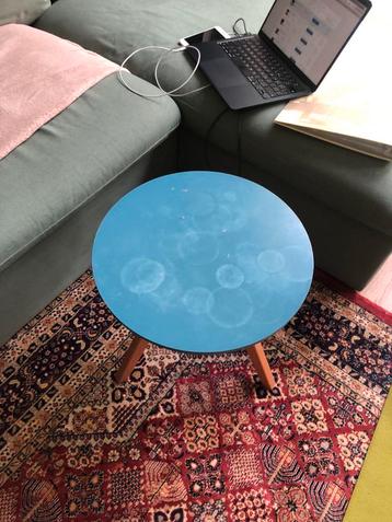 Leuk blauw bijzettafeltje beschikbaar voor biedingen