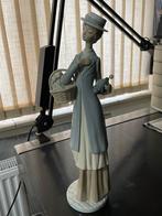Lladro Beeld Dame met Mand, Antiek en Kunst, Ophalen