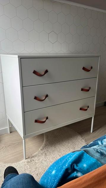 Commode wit beschikbaar voor biedingen