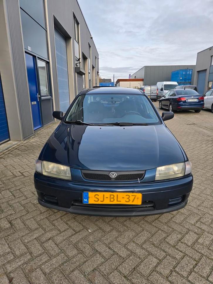 Mazda 323 1.3 SDN LX 1997 Blauw - slechts 95.000 op teller, Auto's, Mazda, Particulier, Airbags, Airconditioning, Centrale vergrendeling