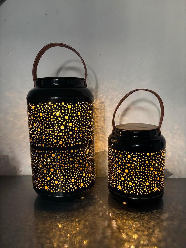 2x Zwarte Lantaarn met Hout & Leer - Sfeervol!, Huis en Inrichting, Woonaccessoires | Kandelaars en Kaarsen, Nieuw, 25 tot 50 cm