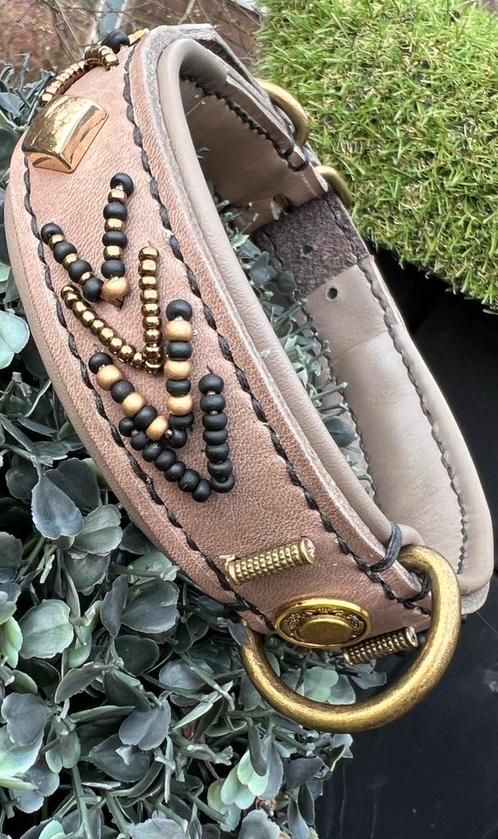 Halsband taupe leer nappa voering zwart goud deco 40-47 cm, Dieren en Toebehoren, Hondenhalsbanden en Penningen, Nieuw, Handgemaakt