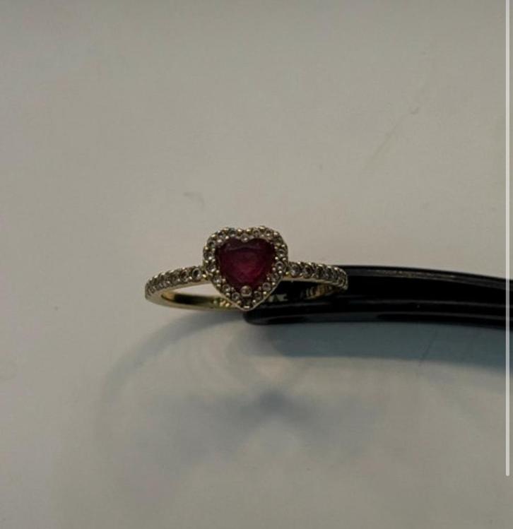 Goudkleurige ring met rood hartje- Pandora, Sieraden, Tassen en Uiterlijk, Ringen, Zo goed als nieuw, Dame, 17 tot 18, Goud, Goud