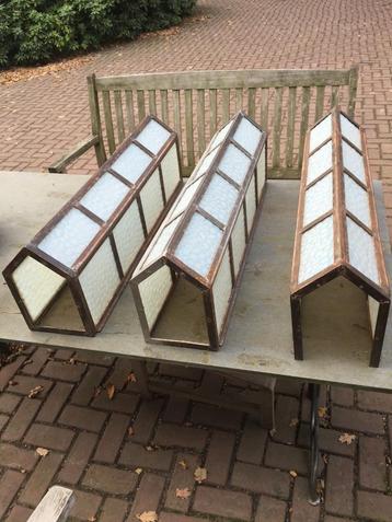 3 Art Deco lichtornamenten met 'electric blue' glas, uniek! beschikbaar voor biedingen