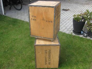Stel theekisten als decoratie, met wieltjes. beschikbaar voor biedingen
