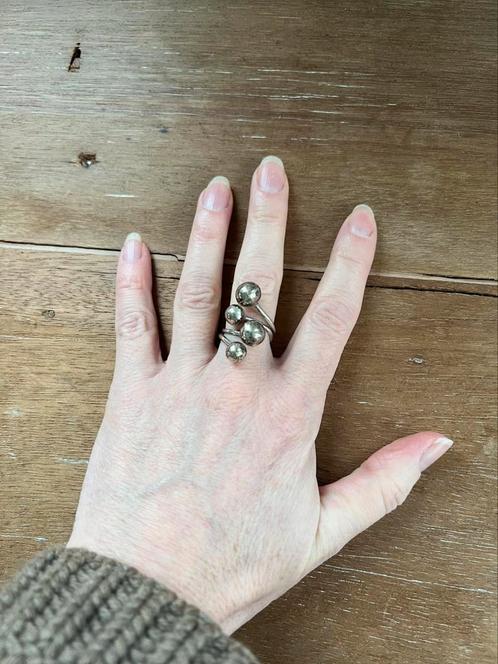 Prachtige ring 4 bollen zilverkleurig, maat 18, Sieraden, Tassen en Uiterlijk, Ringen, Zo goed als nieuw, Dame, 17 tot 18, Zilver