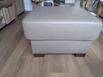 Nieuw !! taupe lederen bankje, Huis en Inrichting, Banken | Voetenbanken en Poefen, Nieuw, Leer, Ophalen of Verzenden, 50 tot 75 cm