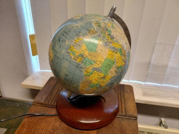 Vintage globe op houten voet met verlichting. beschikbaar voor biedingen
