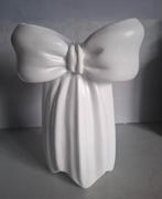 Witte crème vaas in de vorm van een strik, Overige kleuren, Aardewerk of Porselein, Ophalen of Verzenden, Zo goed als nieuw