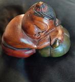 Vintage beeldje houten slapende meisje op een pompoen, Verzamelen, Beelden en Beeldjes, Verzenden, Zo goed als nieuw, Mens