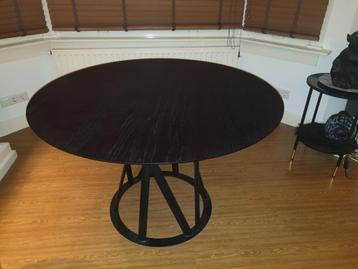Robuuste zwarte houten en metalen eettafel, z.g.a.n. beschikbaar voor biedingen