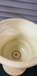 bloembak geel kunststof op voet, Ophalen of Verzenden, 'T Olde Gre-j, Info@toldegrej.nl, Endepoelstraat 20f Didam