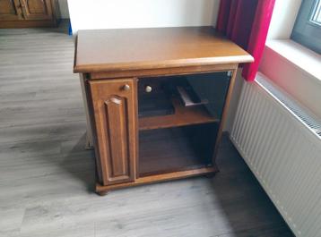 Mooie kast (donker eiken) voor video/dvd beschikbaar voor biedingen