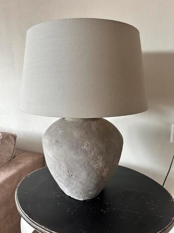 Kruiklamp met kap beschikbaar voor biedingen