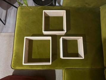 Set van drie wandplankjes, nieuw, blank hout, vierkant