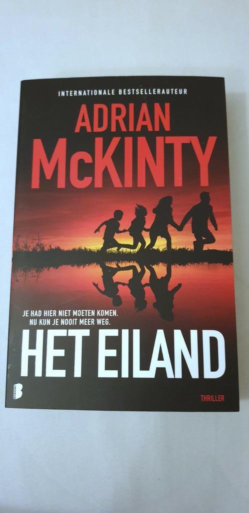 Adrian McKinty - Het eiland, Boeken, Thrillers, Zo goed als nieuw, Ophalen of Verzenden