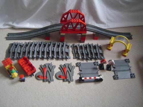 uitbreidingsset voor de duplo trein : rails, brug, wissels, Kinderen en Baby's, Speelgoed | Duplo en Lego, Gebruikt, Duplo, Complete set