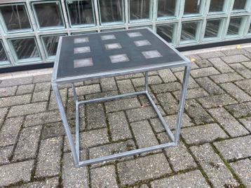 Stalen bijzettafel - design / industrieel beschikbaar voor biedingen