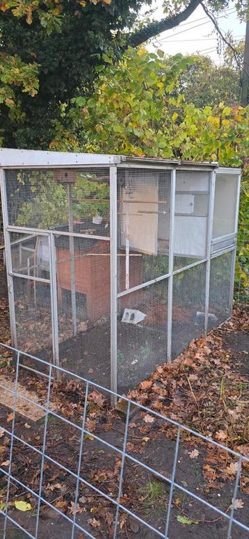 Mooie gesloten voliere met nachthok beschikbaar voor biedingen