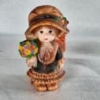 Vintage, kunststof beeldje meisje met bloemen, Verzamelen, Beelden en Beeldjes, Ophalen, Gebruikt, Mens