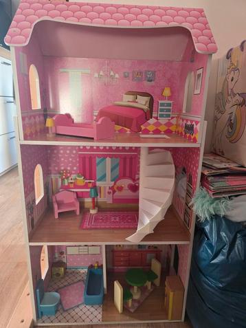 Poppenhuis beschikbaar voor biedingen