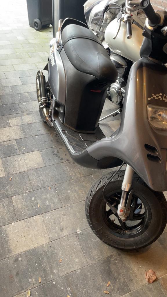 Typhoon 70cc brom, Fietsen en Brommers, Scooters | Piaggio, Zo goed als nieuw, Overige modellen, Tweetakt, Ophalen