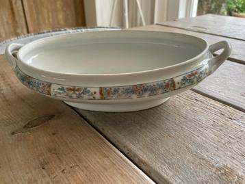 Vintage nostalgische schaal van porselein. Gebloemde rand. beschikbaar voor biedingen