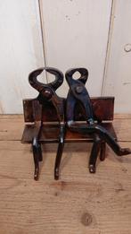 Twee ouwe tangen op een bankje - metal art - upcycling, Huis en Inrichting, Woonaccessoires | Overige, Ophalen of Verzenden