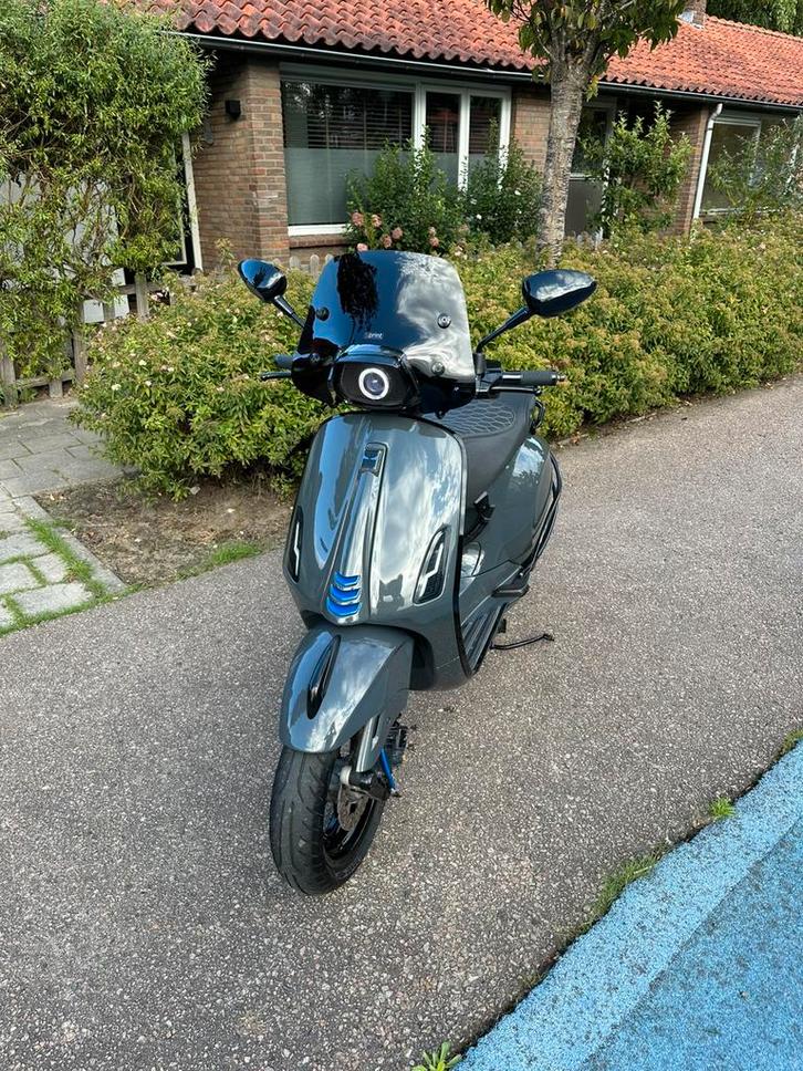 Custom vespa sprint nano grijs champagne (full option), Fietsen en Brommers, Brommers | Vespa, Zo goed als nieuw, Overige modellen