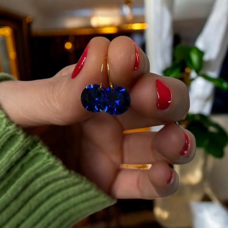 Oorbellen saffier goud 18K minimalist, Sieraden, Tassen en Uiterlijk, Oorbellen, Nieuw, Hangers, Goud, Blauw, Met edelsteen, Ophalen of Verzenden