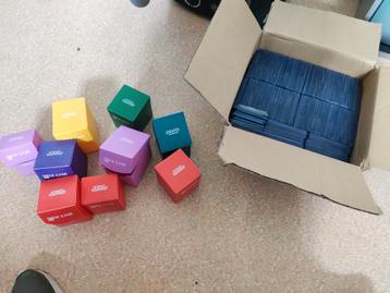 Doos vol met toploaders en deck cases beschikbaar voor biedingen