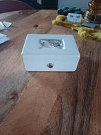 Witte metalen geldkistje met sleutel, Ophalen of Verzenden