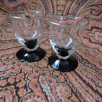 Borrel glaasjes (2) art deco zwarte voet likeurglaasjes, Verzamelen, Glas en Borrelglaasjes, Ophalen of Verzenden, Zo goed als nieuw