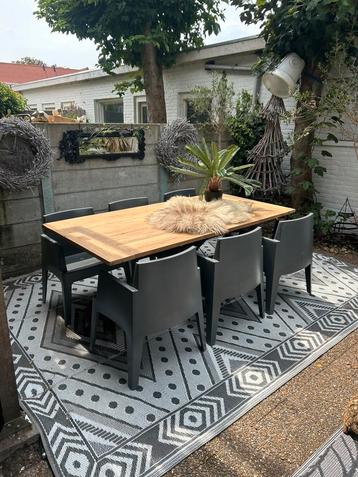 Mooie massief teakhouten tafel 2.00/1.00 met 6 stoelen beschikbaar voor biedingen