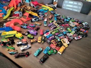 Grote verzameling Hot Wheels auto's en baanonderdelen beschikbaar voor biedingen
