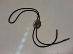 Bolo tie, indiaan gemerkt, lederen koord, Sieraden, Tassen en Uiterlijk, Kettingen, Ophalen of Verzenden, Zo goed als nieuw