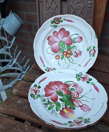 Faïence de L'Est, twee prachtige antieke borden, bloem beschikbaar voor biedingen