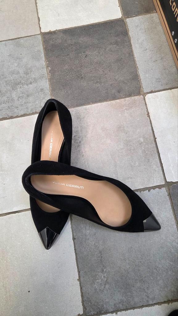 Julia Cerruti Suède pumps met Zilveren Neus - Maat 38, Kleding | Dames, Schoenen, Zo goed als nieuw, Pumps, Zwart, Ophalen of Verzenden