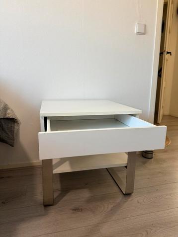2 nachtkastjes 50x50x50 wit/RVS