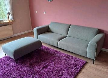 Moderne Enzo Luca bank met hocker beschikbaar voor biedingen
