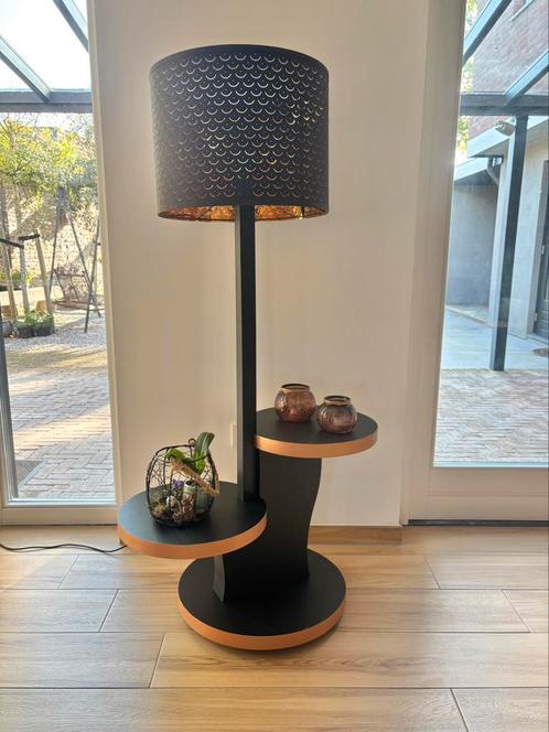 Staande lamp met tafeltjes - zgan black & copper, Huis en Inrichting, Lampen | Vloerlampen, Zo goed als nieuw, 100 tot 150 cm