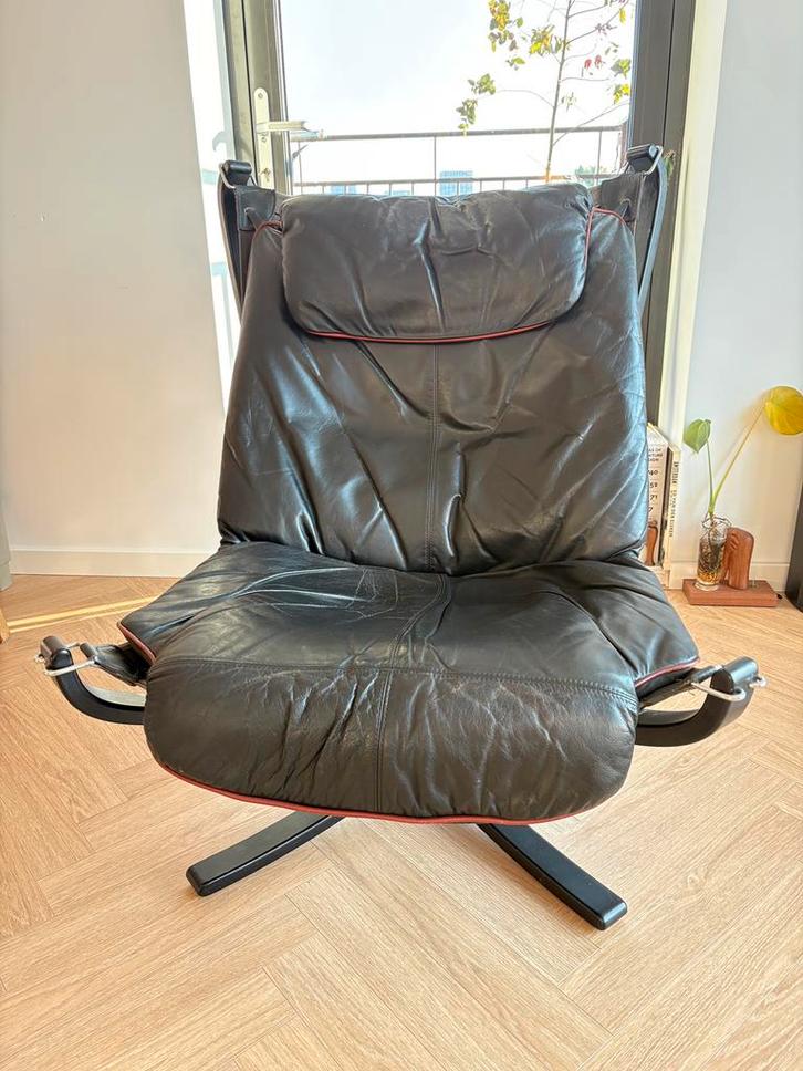 Varne Mobler Falcon chair, Sigurd Ressell. Zwart leer, Huis en Inrichting, Fauteuils, Zo goed als nieuw, Leer, 50 tot 75 cm, 75 tot 100 cm