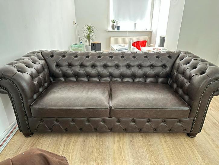 Chesterfield stijl bank, Huis en Inrichting, Banken | Bankstellen, Gebruikt, Rechte bank, Driepersoons, 200 tot 250 cm, 75 tot 100 cm
