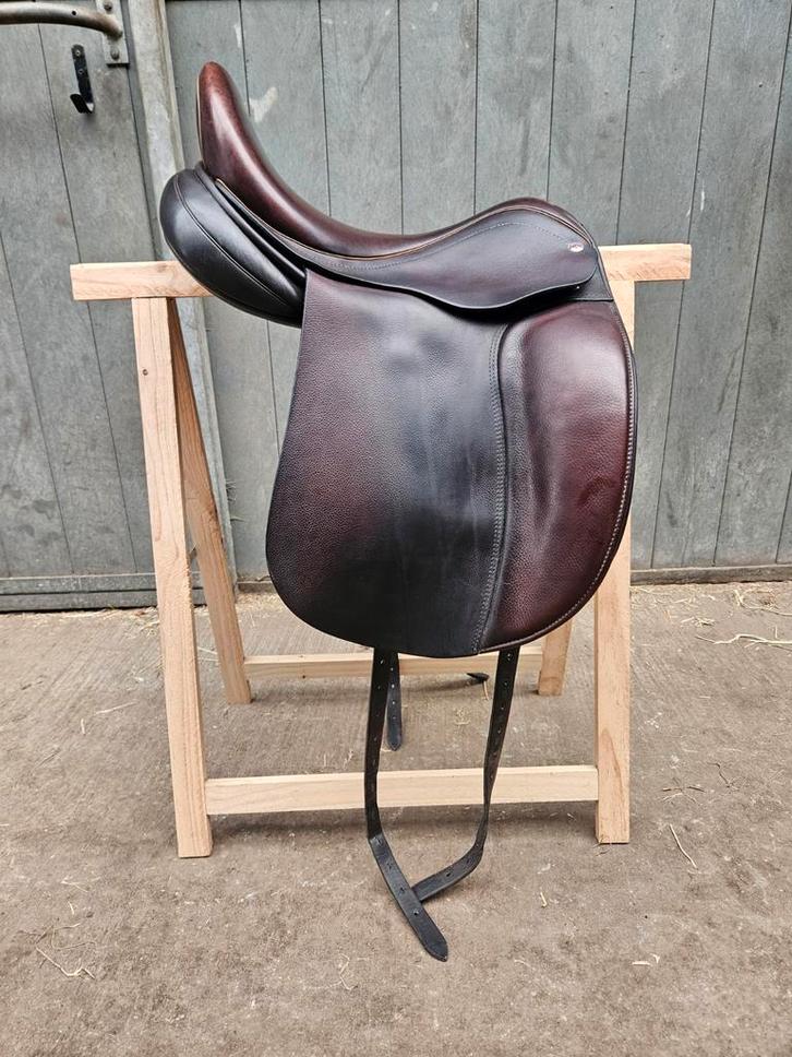 Bruin dressuurzadel Schutte Legend 17,5inch, Dieren en Toebehoren, Paarden en Pony's | Zadels, Gebruikt, Dressuur, Ophalen