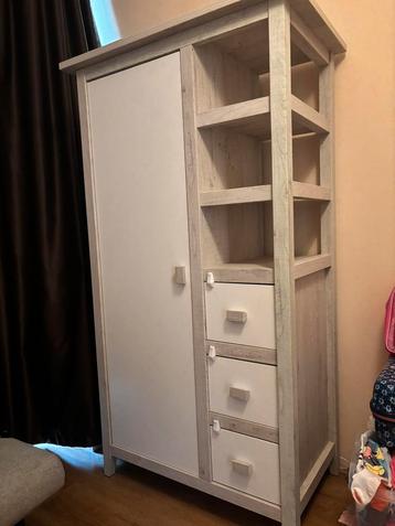 Kledingkast voor babykamer beschikbaar voor biedingen