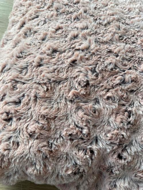 Roze Sierkussen met Rozenstructuur, Huis en Inrichting, Woonaccessoires | Kussens, Zo goed als nieuw, Roze, Vierkant, Ophalen of Verzenden