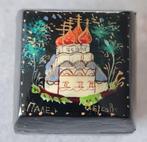 Bijzonder mini Russisch lakdoosje - gesigneerd - 2x2cm, Antiek en Kunst, Ophalen of Verzenden