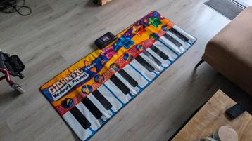 Gigantic Keyboard Playmat beschikbaar voor biedingen