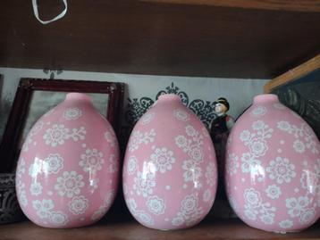 Set van 3 roze vazen met bloemmotief beschikbaar voor biedingen
