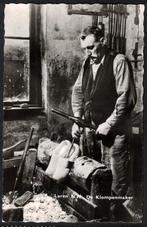 Laren N.H. De Klompenmaker., Verzamelen, Ansichtkaarten | Nederland, Ophalen of Verzenden, 1960 tot 1980, Gelopen, Noord-Holland